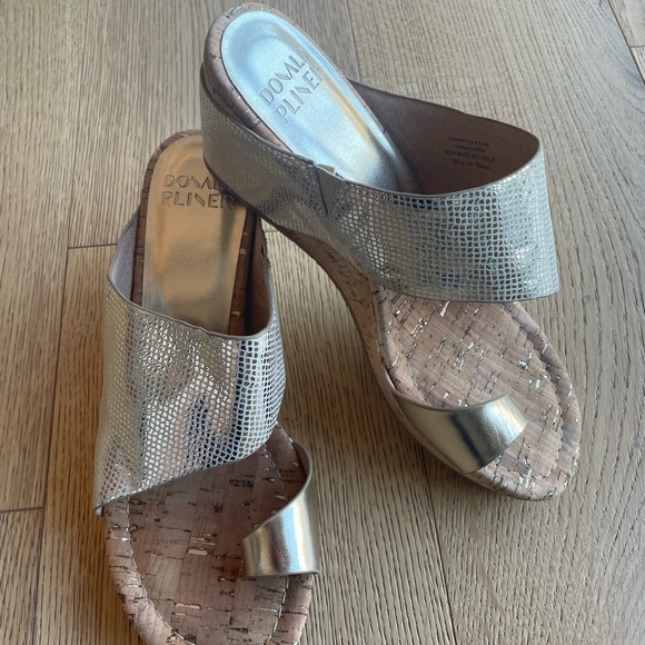 New Donald J. Pliner gold Gyer Wedge Sandals - Picture 2 of 9